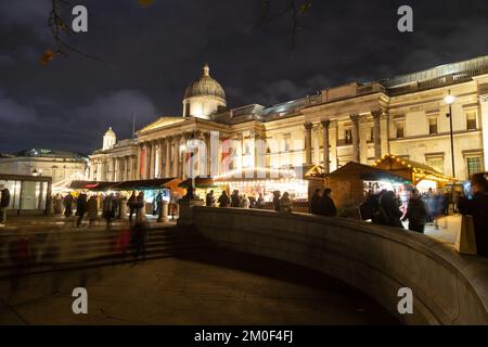 LONDRES, Royaume-Uni - 6th décembre 2022 : Trafalgar Square à Londres à Noël. Affichage des stands du marché et des personnes. Banque D'Images