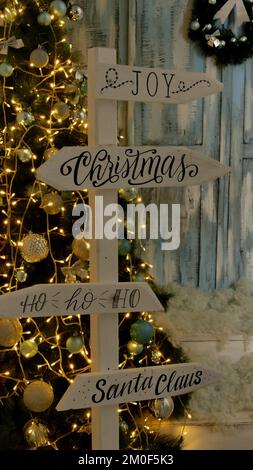 Poteau en bois avec des signes de flèche avec le nouvel an et les inscriptions de Noël photo de stock pour l'histoire verticale Banque D'Images