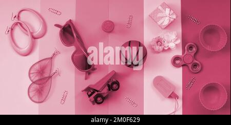 Composition pastel tendance avec boucles d'oreilles, lunettes de soleil, boîte à boissons, ballon de basket-ball, camion à jouets, boîte cadeau, crème glacée, fleur et spinner. Image tond en Viva Magenta, couleur de l'année 2023 Banque D'Images