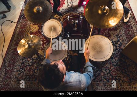 Vue de dessus prise de vue d'un homme musicien jouant des tambours. Photo de haute qualité Banque D'Images