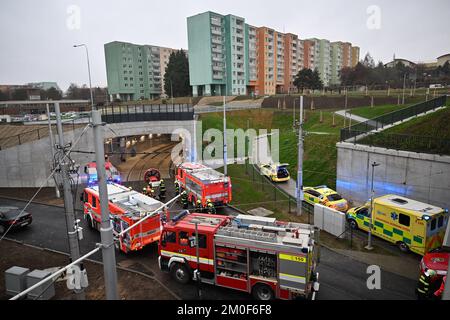 Brno, République tchèque. 06th décembre 2022. Exercice des forces de l'IZS dans le nouveau tunnel du tram au Campus de Brno avant son ouverture le dimanche 6 décembre 2022. Les pompiers, en collaboration avec les équipes d'ambulance et la police, ont pratiqué l'intervention en cas d'incendie dans un tramway et en même temps, en cas de sauvetage de personnes du tunnel. Crédit: Vaclav Salek/CTK photo/Alay Live News Banque D'Images