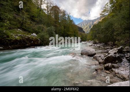 La rivière Socca dans les montagnes de Slovénie autour de Kobarid Banque D'Images