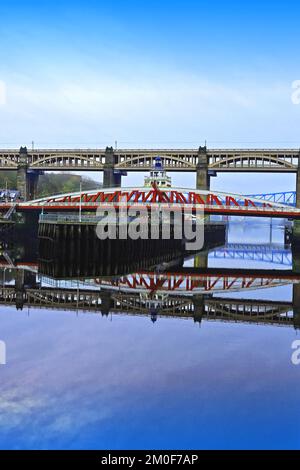 Newcastle upon Tyne Swing et ponts de haut niveau en fin d'après-midi brumeux avec des reflets et un ciel bleu dégradé Banque D'Images