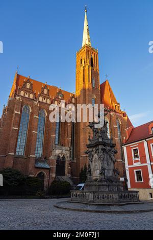 Collégiale de la Sainte Croix et Saint Bartholomew, église gothique en brique, avec statue de Saint John Nepomunk en premier plan. Cathedral Island Banque D'Images