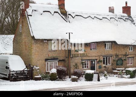 La maison publique de Bell. Une scène enneigée. Une ancienne auberge ou maison publique située dans le village d'Odell, Bedfordshire, Royaume-Uni. Banque D'Images