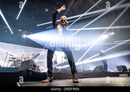 Oslo, Norvège. 03rd, décembre 2022. Le groupe de rock norvégien Madrugada donne un concert à Oslo Spektrum à Oslo. Ici, le chanteur et compositeur Sivert Hoyem est vu en direct sur scène. (Crédit photo: Gonzales photo - Terje Dokken). Banque D'Images