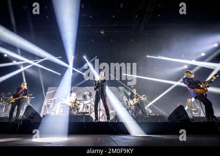 Oslo, Norvège. 03rd, décembre 2022. Le groupe de rock norvégien Madrugada donne un concert à Oslo Spektrum à Oslo. Ici, le chanteur et compositeur Sivert Hoyem est vu en direct sur scène. (Crédit photo: Gonzales photo - Terje Dokken). Banque D'Images