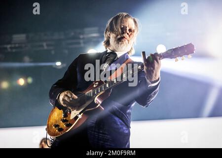 Oslo, Norvège. 03rd, décembre 2022. Le groupe de rock norvégien Madrugada donne un concert à Oslo Spektrum à Oslo. Ici, le guitariste Cato Thomassen est vu en direct sur scène. (Crédit photo: Gonzales photo - Terje Dokken). Banque D'Images