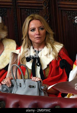 Photo du dossier datée du 21/06/17 de la baronne Michelle Mone avant l'ouverture d'État du Parlement par la reine Elizabeth II, à la Chambre des Lords. La collègue Tory Baroness Mone, qui est au centre de la controverse au sujet de ses prétendus liens avec une entreprise qui a obtenu un contrat de PPE, prendra un congé de la Chambre des Lords avec effet immédiat, comprend l'agence de presse de l'AP. Date de publication : mardi 6 décembre 2022. Banque D'Images