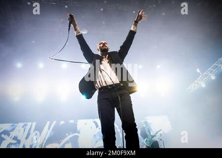 Oslo, Norvège. 03rd, décembre 2022. Le groupe de rock norvégien Madrugada donne un concert à Oslo Spektrum à Oslo. Ici, le chanteur et compositeur Sivert Hoyem est vu en direct sur scène. (Crédit photo: Gonzales photo - Terje Dokken). Banque D'Images