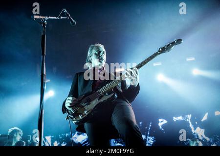 Oslo, Norvège. 03rd, décembre 2022. Le groupe de rock norvégien Madrugada donne un concert à Oslo Spektrum à Oslo. Ici, le bassiste Frode Jacobsen est vu en direct sur scène. (Crédit photo: Gonzales photo - Terje Dokken). Banque D'Images