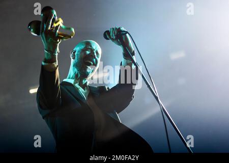 Oslo, Norvège. 03rd, décembre 2022. Le groupe de rock norvégien Madrugada donne un concert à Oslo Spektrum à Oslo. Ici, le chanteur et compositeur Sivert Hoyem est vu en direct sur scène. (Crédit photo: Gonzales photo - Terje Dokken). Banque D'Images