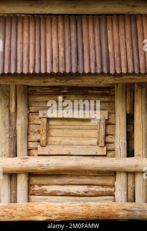 Chalet en rondins ou barbelés non peints mur écorché arrière-plan horizontal texturé avec espace de copie. Banque D'Images