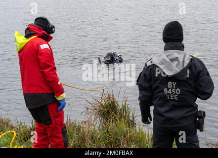 Manching, Allemagne. 06th décembre 2022. Les plongeurs de la police font une recherche dans l'étang de Pichler près du musée celtique après le vol d'or. Lors d'une pause au Musée romain celtique de Manching, en haute-Bavière, un Trésor d'or pesant plusieurs kilos et composé principalement de pièces de monnaie avait été volé. Credit: Peter Kneffel/dpa/Alay Live News Banque D'Images