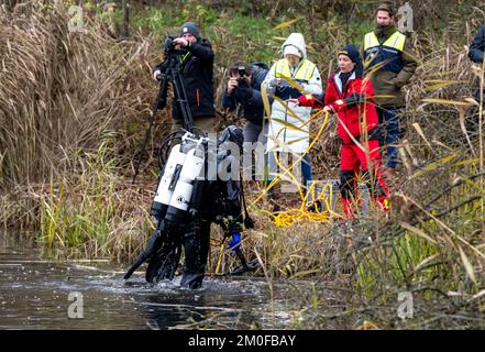 Manching, Allemagne. 06th décembre 2022. Les plongeurs de la police font une recherche dans l'étang de Pichler près du musée celtique après le vol d'or. Lors d'un cambriolage au Musée romain celtique de Manching, en haute-Bavière, un Trésor d'or pesant plusieurs kilos et composé principalement de pièces de monnaie a été volé. Credit: Peter Kneffel/dpa/Alay Live News Banque D'Images