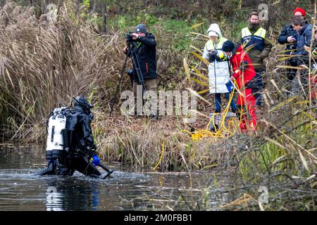 Manching, Allemagne. 06th décembre 2022. Les plongeurs de la police font une recherche dans l'étang de Pichler près du musée celtique après le vol d'or. Lors d'un cambriolage au Musée romain celtique de Manching, en haute-Bavière, un Trésor d'or pesant plusieurs kilos et composé principalement de pièces de monnaie a été volé. Credit: Peter Kneffel/dpa/Alay Live News Banque D'Images