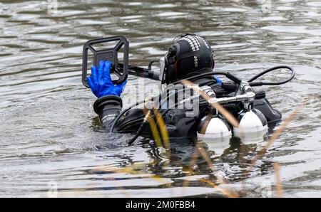 Manching, Allemagne. 06th décembre 2022. Les plongeurs policiers utilisent des détecteurs de métaux pour fouiller le lac Pichler Weiher près du musée celtique après le vol d'or. Lors d'une pause au Musée romain celtique de Manching, en haute-Bavière, un Trésor d'or pesant plusieurs kilos et composé principalement de pièces de monnaie avait été volé. Credit: Peter Kneffel/dpa/Alay Live News Banque D'Images