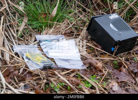 Manching, Allemagne. 06th décembre 2022. Divers objets trouvés par les chercheurs de la police dans le Pichler Weiher, près du Musée celtique, se trouvent sur la rive dans des sacs en plastique. L'opération de recherche a eu lieu au cours de l'enquête après le vol du Trésor d'or au Musée celtique. Lors d'un cambriolage au Musée romain celtique de Manching, en haute-Bavière, un Trésor d'or pesant plusieurs kilos avait été volé, principalement constitué de pièces de monnaie. Credit: Peter Kneffel/dpa/Alay Live News Banque D'Images