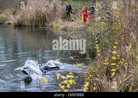 Manching, Allemagne. 06th décembre 2022. Les plongeurs de la police font une recherche dans l'étang de Pichler près du musée celtique après le vol d'or. Lors d'une pause au Musée romain celtique de Manching, en haute-Bavière, un Trésor d'or pesant plusieurs kilos et composé principalement de pièces de monnaie avait été volé. Credit: Peter Kneffel/dpa/Alay Live News Banque D'Images