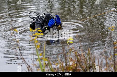 Manching, Allemagne. 06th décembre 2022. Les plongeurs de la police font une recherche dans l'étang de Pichler près du musée celtique après le vol d'or. Lors d'un cambriolage au Musée romain celtique de Manching, en haute-Bavière, un Trésor d'or pesant plusieurs kilos et composé principalement de pièces de monnaie a été volé. Credit: Peter Kneffel/dpa/Alay Live News Banque D'Images