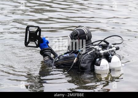 Manching, Allemagne. 06th décembre 2022. Les plongeurs policiers utilisent des détecteurs de métaux pour fouiller le lac Pichler Weiher près du musée celtique après le vol d'or. Lors d'une pause au Musée romain celtique de Manching, en haute-Bavière, un Trésor d'or pesant plusieurs kilos et composé principalement de pièces de monnaie avait été volé. Credit: Peter Kneffel/dpa/Alay Live News Banque D'Images