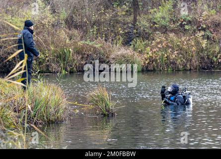 Manching, Allemagne. 06th décembre 2022. Les plongeurs de la police font une recherche dans l'étang de Pichler près du musée celtique. Lors d'une pause au Musée romain celtique de Manching, en haute-Bavière, un Trésor d'or pesant plusieurs kilos et composé principalement de pièces de monnaie avait été volé. Credit: Peter Kneffel/dpa/Alay Live News Banque D'Images