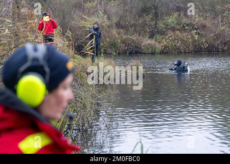 Manching, Allemagne. 06th décembre 2022. Les plongeurs de la police font une recherche dans l'étang de Pichler près du musée celtique. Lors d'une pause au Musée romain celtique de Manching, en haute-Bavière, un Trésor d'or pesant plusieurs kilos et composé principalement de pièces de monnaie avait été volé. Credit: Peter Kneffel/dpa/Alay Live News Banque D'Images