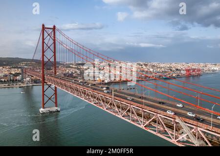 Vue aérienne du pont 25 de Abril à Lisbonne, Portugal Banque D'Images