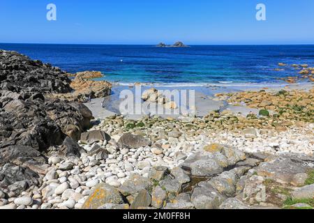 La mer et la falaise rochers, avec les Brison au loin, à la vallée de Cot, Porth Nanven, près de St Just, West Cornwall, Angleterre, Royaume-Uni Banque D'Images