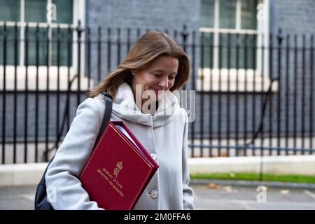 Londres, Royaume-Uni. 6th décembre 2022. Gillian Keegan député, secrétaire d'État à l'éducation quittant une réunion du cabinet à Downing Street. Crédit : claire doherty/Alamy Live News Banque D'Images