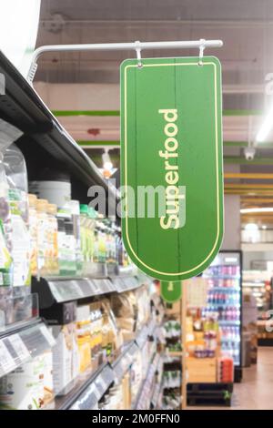 Affiche le mot Superfood dans l'allée de l'épicerie du supermarché Banque D'Images