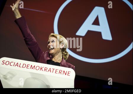 Helle Thorning-Schmidt, la toute nouvelle première ministre danoise, célèbre sa participation à la présidence du pays avec les membres du parti social-démocrate. Banque D'Images