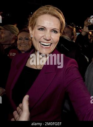 Helle Thorning-Schmidt, la toute nouvelle première ministre danoise, célèbre sa participation à la présidence du pays avec les membres du parti social-démocrate. Banque D'Images