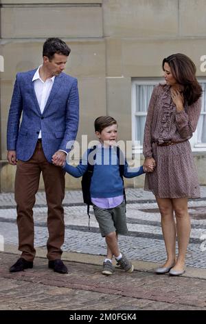 Le Prince Christian du Danemark a commencé sa première journée d'école en classe 0 à Tranegaardsskolen à Hellerup, en dehors de Copenhague. Le prince Christian devant le château d'Amalienborg avec ses parents le prince héritier Frederik et la princesse couronne Mary avant le départ à l'école. Banque D'Images