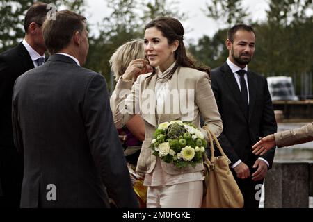 La princesse Marie du Danemark reçoit un bouquet lorsqu'elle inaugure une nouvelle salle de sport dans une école secondaire d'Aarhus, au Danemark. Banque D'Images