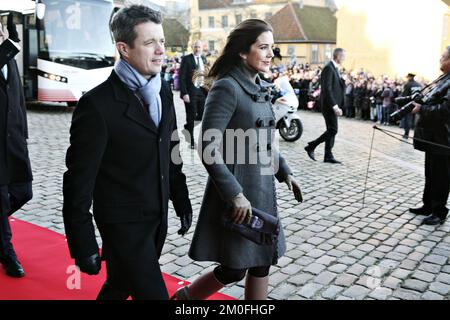 La famille royale danoise s'est rendue en train à Roskilde afin de déposer des couronnes au monument du roi Frederik 9th et de la reine Ingrid à Roskilde, en liaison avec le Jubilé d'argent de la reine Margrethe. PHOTOGRAPHE MARTIN LEHMANN / POLFOTO Banque D'Images