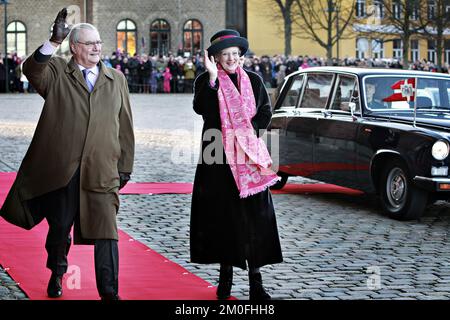 La famille royale danoise s'est rendue en train à Roskilde afin de déposer des couronnes au monument du roi Frederik 9th et de la reine Ingrid à Roskilde, en liaison avec le Jubilé d'argent de la reine Margrethe. PHOTOGRAPHE MARTIN LEHMANN / POLFOTO Banque D'Images