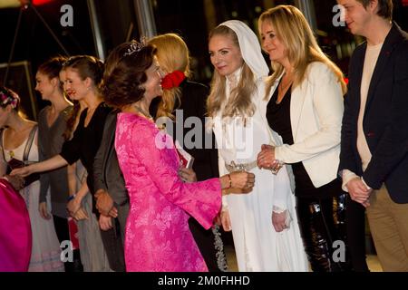 La famille royale danoise assiste à un concert de gala, samedi 14 janvier., tenu à la salle de concert du Dr, en l'honneur de l'accession de la reine Margrethe II au trône. La reine Silvia accueille les artistes. (Unger Anthon/POLFOTO) Banque D'Images