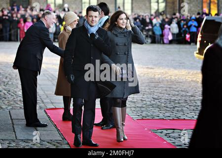 La famille royale danoise s'est rendue en train à Roskilde afin de déposer des couronnes au monument du roi Frederik 9th et de la reine Ingrid à Roskilde, en liaison avec le Jubilé d'argent de la reine Margrethe. PHOTOGRAPHE MARTIN LEHMANN / POLFOTO Banque D'Images