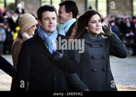 La famille royale danoise s'est rendue en train à Roskilde afin de déposer des couronnes au monument du roi Frederik 9th et de la reine Ingrid à Roskilde, en liaison avec le Jubilé d'argent de la reine Margrethe. PHOTOGRAPHE MARTIN LEHMANN / POLFOTO Banque D'Images