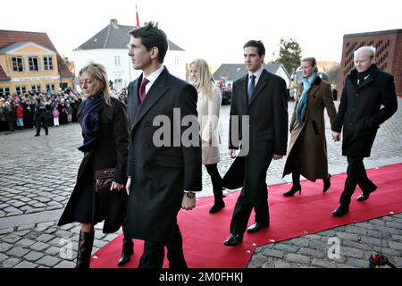 La famille royale danoise s'est rendue en train à Roskilde afin de déposer des couronnes au monument du roi Frederik 9th et de la reine Ingrid à Roskilde, en liaison avec le Jubilé d'argent de la reine Margrethe. PHOTOGRAPHE MARTIN LEHMANN / POLFOTO Banque D'Images