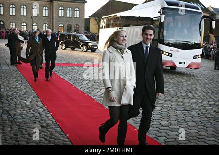 La famille royale danoise s'est rendue en train à Roskilde afin de déposer des couronnes au monument du roi Frederik 9th et de la reine Ingrid à Roskilde, en liaison avec le Jubilé d'argent de la reine Margrethe. PHOTOGRAPHE MARTIN LEHMANN / POLFOTO Banque D'Images