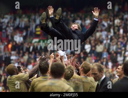 FC Copenhague - Arsenal 3 - 1 dans le parc. Le FC Copenhague est le champion danois. L'entraîneur Roy Hodgson est jeté dans les airs. (Dresling Jens / Polfoto) Banque D'Images