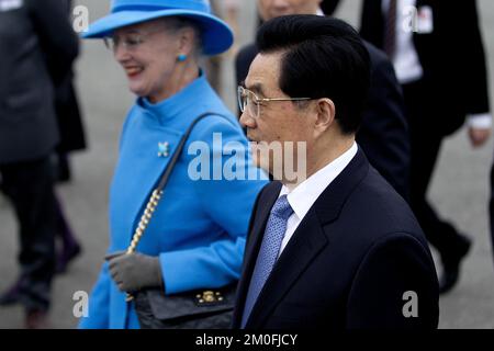 Le président chinois Hu Jintao et Mme Jintao arrivent à Copenhague, jeudi 14 juillet. Accompagnée d'une importante délégation commerciale et commerciale, la première visite d'un chef d'État chinois au Danemark. Hu a été rencontré à l'aéroport de Copenhague par la reine Margrethe et le prince Consort Henrik, ainsi que par le couple du prince héritier et le prince Joachim. (Finn Frandsen/POLFOTO) Banque D'Images