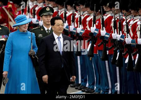 Le président chinois Hu Jintao et Mme Jintao arrivent à Copenhague, jeudi 14 juillet. Accompagnée d'une importante délégation commerciale et commerciale, la première visite d'un chef d'État chinois au Danemark. Hu a été rencontré à l'aéroport de Copenhague par la reine Margrethe et le prince Consort Henrik, ainsi que par le couple du prince héritier et le prince Joachim. (Finn Frandsen/POLFOTO) Banque D'Images