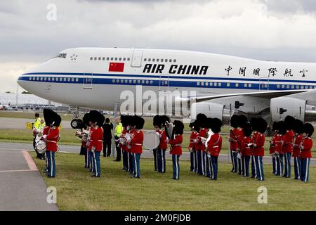 Le président chinois Hu Jintao et Mme Jintao arrivent à Copenhague, jeudi 14 juillet. Accompagnée d'une importante délégation commerciale et commerciale, la première visite d'un chef d'État chinois au Danemark. Hu a été rencontré à l'aéroport de Copenhague par la reine Margrethe et le prince Consort Henrik, ainsi que par le couple du prince héritier et le prince Joachim. (Finn Frandsen/POLFOTO) Banque D'Images