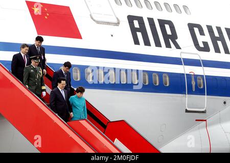 Le président chinois Hu Jintao et Mme Jintao arrivent à Copenhague, jeudi 14 juillet. Accompagnée d'une importante délégation commerciale et commerciale, la première visite d'un chef d'État chinois au Danemark. Hu a été rencontré à l'aéroport de Copenhague par la reine Margrethe et le prince Consort Henrik, ainsi que par le couple du prince héritier et le prince Joachim. (Finn Frandsen/POLFOTO) Banque D'Images