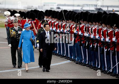 Le président chinois Hu Jintao et Mme Jintao arrivent à Copenhague, jeudi 14 juillet. Accompagnée d'une importante délégation commerciale et commerciale, la première visite d'un chef d'État chinois au Danemark. Hu a été rencontré à l'aéroport de Copenhague par la reine Margrethe et le prince Consort Henrik, ainsi que par le couple du prince héritier et le prince Joachim. (Finn Frandsen/POLFOTO) Banque D'Images