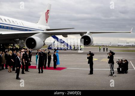 Le président chinois Hu Jintao et Mme Jintao arrivent à Copenhague, jeudi 14 juillet. Accompagnée d'une importante délégation commerciale et commerciale, la première visite d'un chef d'État chinois au Danemark. Hu a été rencontré à l'aéroport de Copenhague par la reine Margrethe et le prince Consort Henrik, ainsi que par le couple du prince héritier et le prince Joachim. (Finn Frandsen/POLFOTO) Banque D'Images