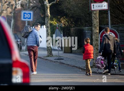 Le prince héritier Frederik du Danemark est un bon père et, lorsque cela est possible, il emmène son fils, le prince chrétien à l'école, accompagné d'un garde du corps. (Fichier-photos exclusif 28-03-2012) PHOTOGRAPHE ANTHON UNGER / POLFOTO Banque D'Images